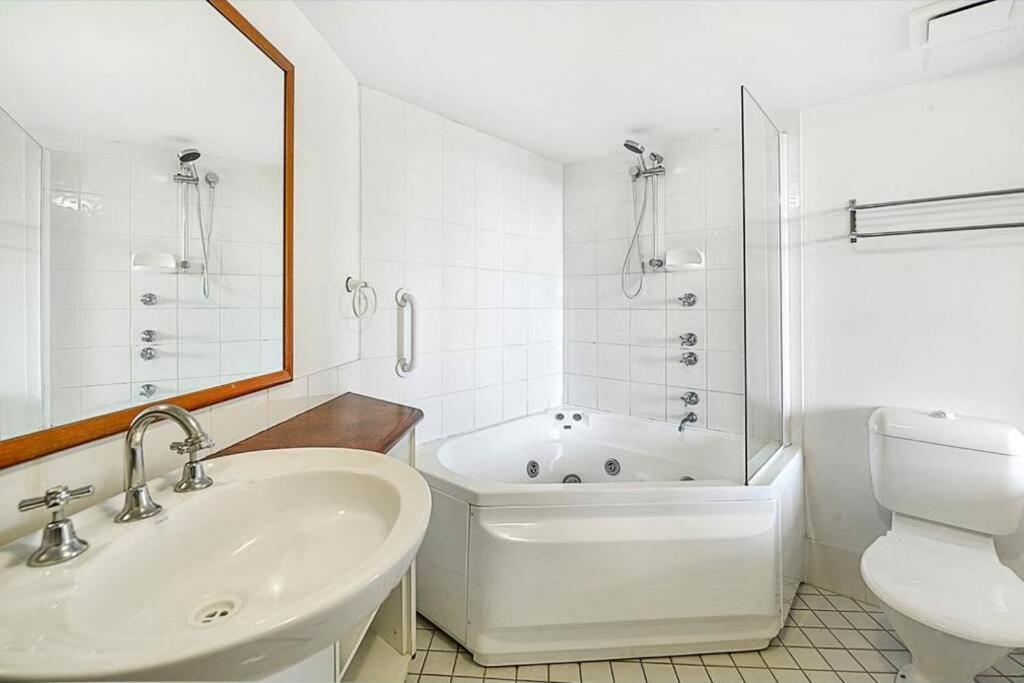 Surfers/Broadbeach Pool View. Free Parking & Wifi Gold Coast Bagian luar foto