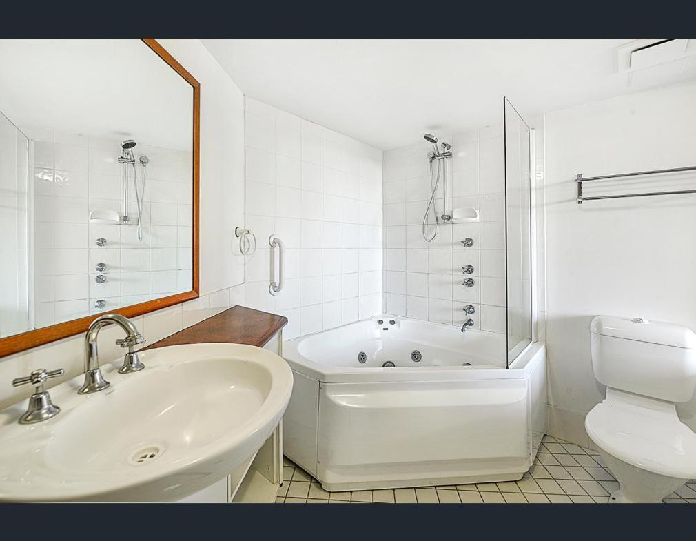 Surfers/Broadbeach Pool View. Free Parking & Wifi Gold Coast Bagian luar foto